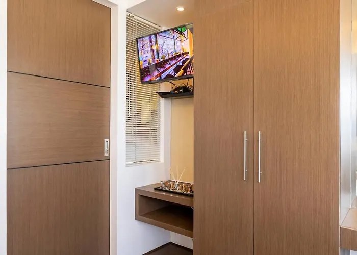 Luxurious In Mckinley Hill With View *